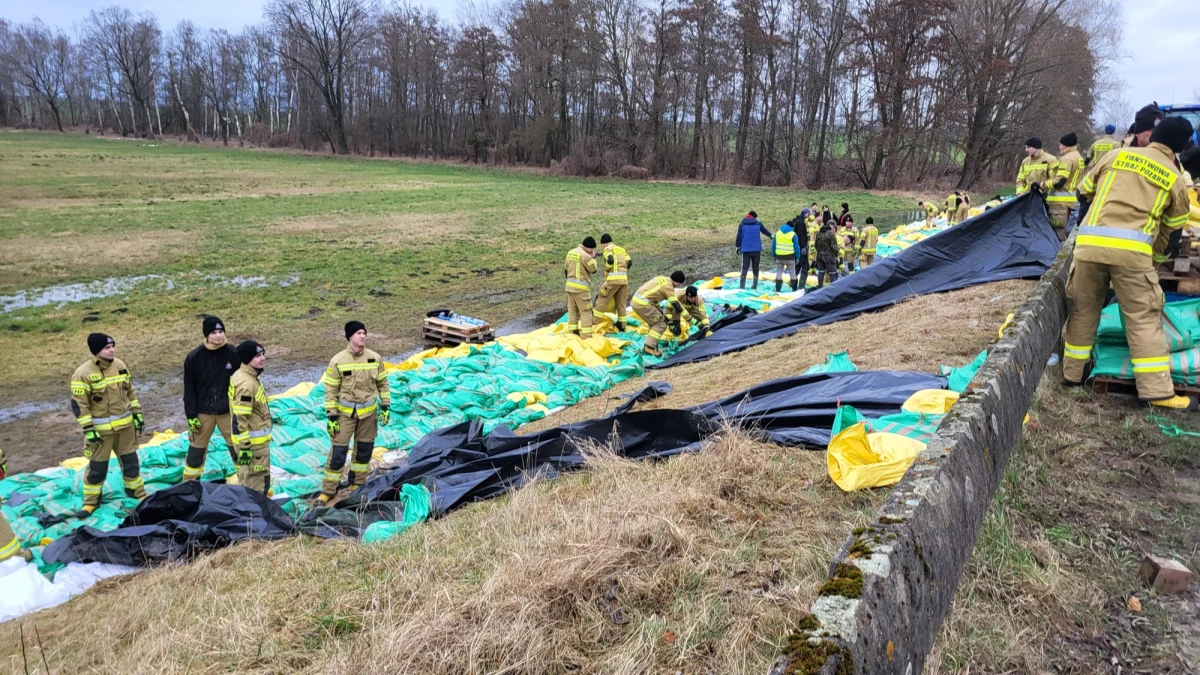 Już ponad 20 tysięcy worków z piaskiem ustawili strażacy umacniający zaporę na Jeziorze Wonieskim w powiecie kościańskim w Wielkopolsce. Służby obawiają się przerwania tamy oraz niekontrolowanego wycieku wody z jeziora, a tym samym zalania okolicznych miejscowości i pól uprawnych.