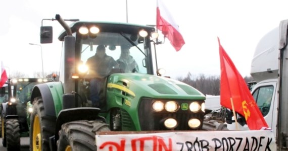 "Wygłaszanie teraz antyukraińskich tyrad, głoszenie chwały Putina i wzywanie go, żeby wykończył Ukraińców, brzmi jak próba przejęcia ruchu rolników przez elementy skrajne, nieodpowiedzialne albo proputinowskich agentów" - tak rzecznik resortu spraw zagranicznych Paweł Wroński skomentował w RMF FM kontrowersyjne hasła, które pojawiły się na rolniczych demonstracjach. Jeden z rolników uczestniczących w proteście w Gorzyczkach (woj. śląskie) na ciągniku zatknął flagę ZSRR i zawiesił transparent z napisem wzywającym Putina, by "zrobił porządek" z Ukrainą, Brukselą i rządzącymi.