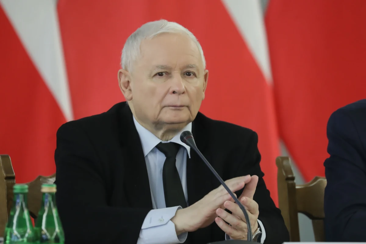 "Trzeba się zastanowić, czy w Polsce obowiązuje konstytucja" - tymi słowami Jarosław Kaczyński otworzył sejmowe seminarium dotyczące praworządności w Polsce. Prezes PiS uważa, że podstawą niepraworządnego systemu jest "dezawuowanie władzy Prawa i Sprawiedliwości".