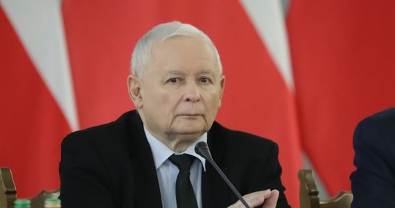 "Trzeba się zastanowić, czy w Polsce obowiązuje konstytucja" - tymi słowami Jarosław Kaczyński otworzył sejmowe seminarium dotyczące praworządności w Polsce. Prezes PiS uważa, że podstawą niepraworządnego systemu jest "dezawuowanie władzy Prawa i Sprawiedliwości".