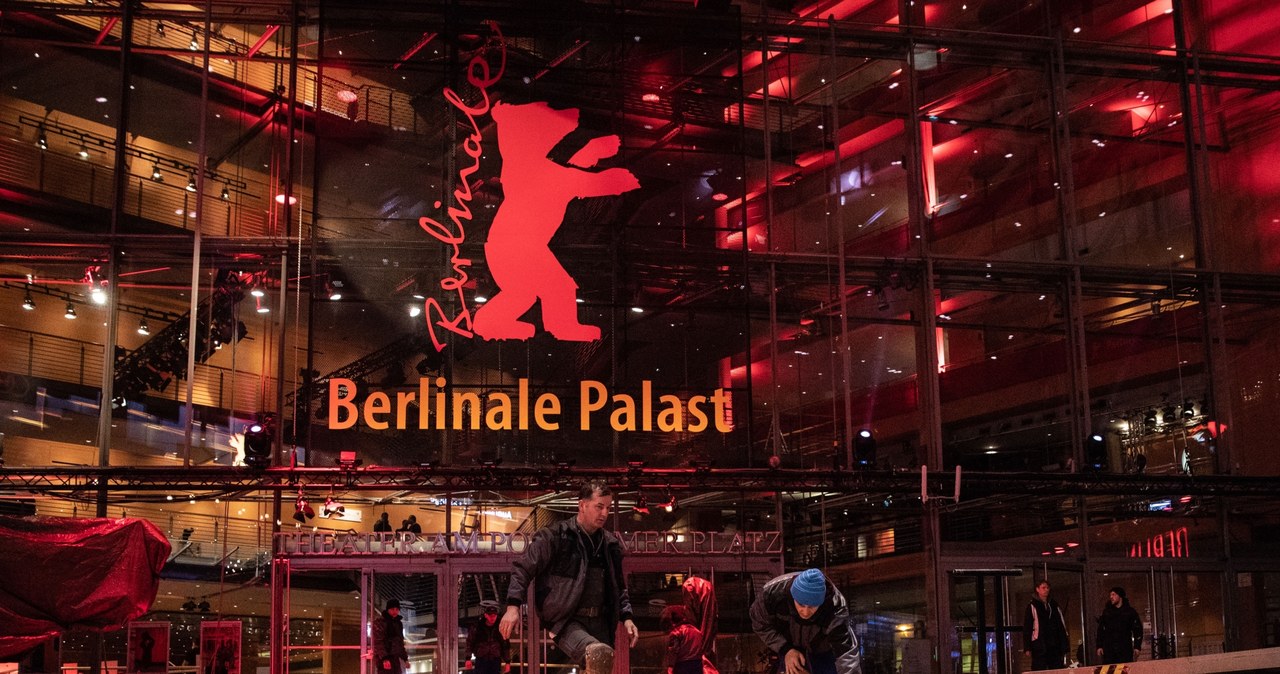 74. edycja Berlinale przekroczyła już półmetek, a to oznacza, że powoli można wskazywać pierwszych faworytów do najwyższych laurów. I przyznać trzeba, że są oni raczej niespodziewani. Na festiwalu pojawiły się też gwiazdy, w tym ta największa - Martin Scorsese, który we wtorkowy wieczór, w trakcie uroczystej gali odebrał honorowego Złotego Niedźwiedzia.