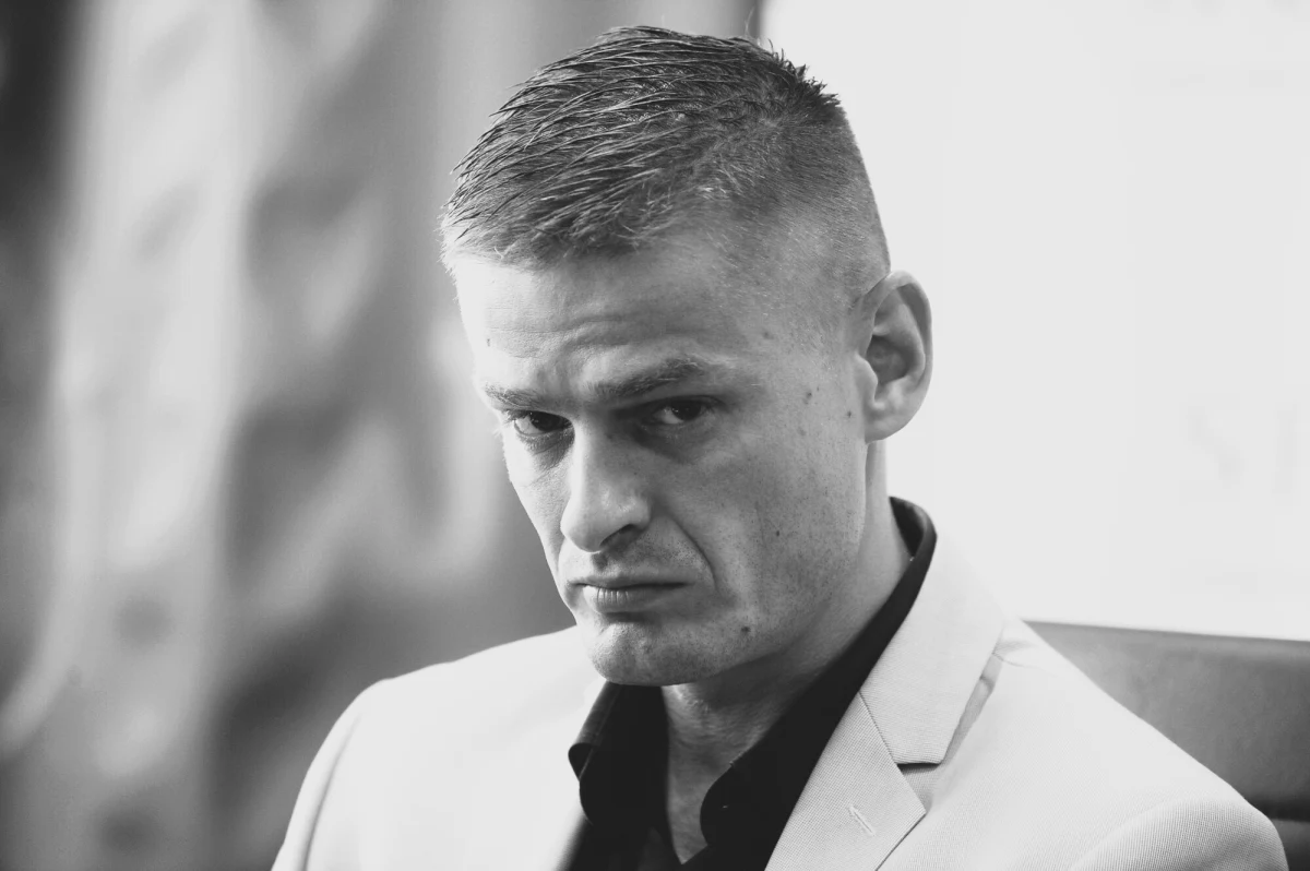 Tomasz Komenda nie żyje. Mężczyznę poznała cała Polska po tym, jak okazało się, że odsiedział w więzieniu 18 lat za zbrodnię, której nie popełnił. Komendę niesłusznie skazano za zabójstwo i zgwałcenie 15-latki w Miłoszycach w noc sylwestrową 1996/1997. W 2018 roku został przez sąd penitencjarny przy Sądzie Okręgowym we Wrocławiu warunkowo zwolniony z odbywania kary i wyszedł na wolność.