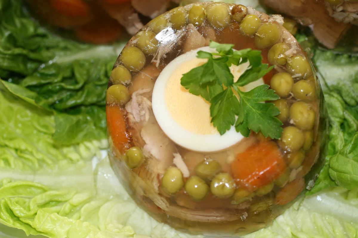 Sekcja zwłok nie wykazała bezpośredniej przyczyny śmierci mężczyzny, który zmarł po zjedzeniu galarety wieprzowej kupionej na targowisku w Nowej Dębie. "Konieczne są szczegółowe badania histopatologiczne" - mówi RMF FM Andrzej Dubiel, rzecznik Prokuratury Okręgowej w Tarnobrzegu. 54-letni Ukrainiec kupił galaretę od małżeństwa spod Mielca. Para ta usłyszała już zarzuty, a robione przez nich w domu wyroby mięsne trafiły do specjalistycznych badań w instytucie w Puławach.