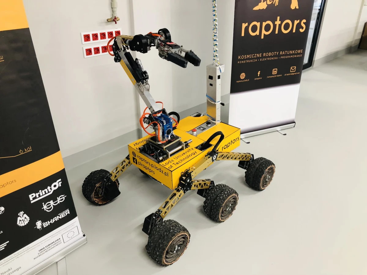 Jest modularny, czyli bardzo uniwersalny i autonomiczny - to łazik marsjański, który powstał na Politechnice Łódzkiej. Pojazd studenckiej drużyny Raptors zdobył 3. miejsce na międzynarodowych zawodach łazików marsjańskich w Kanadzie. Zwycięzcami zostali ich koledzy z krakowskiej AGH.