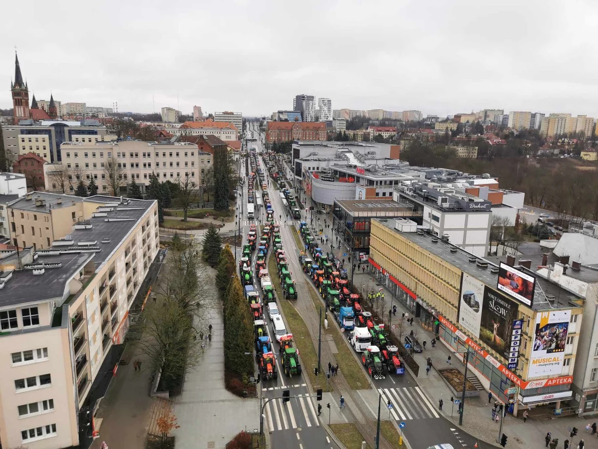 Nie 48 godzin, a dobę trwał protest rolników na alei Piłsudskiego w centrum Olsztyna. Od wtorkowego południa zablokowany był tam odcinek od ratusza do urzędu wojewódzkiego. Rolnicy zapowiadają, że mimo zbliżających się wiosennych prac polowych, nie zrezygnują z protestowania i szykują już kolejne akcje.