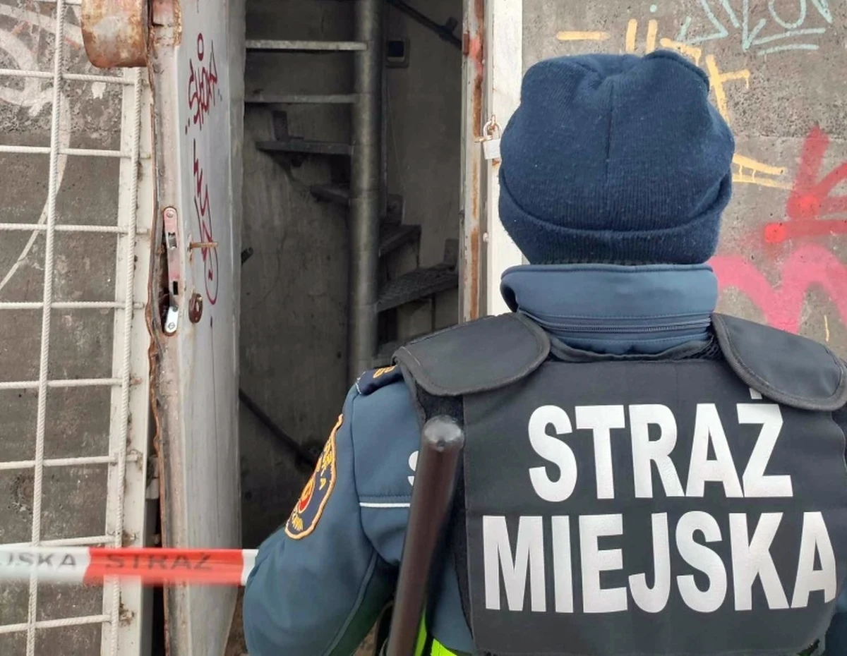 Ktoś sforsował podwójnie zamknięte drzwi i wszedł do wysokiego na 90 metrów pylonu mostu Świętokrzyskiego. Miejsce zabezpieczyli strażnicy miejscy, którzy powiadomili inne służby. 