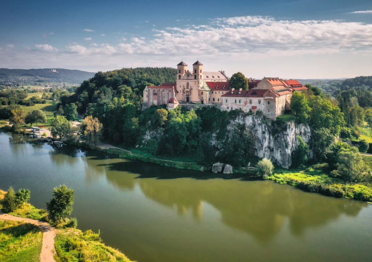 Władze Krakowa apelują do Ministerstwa Infrastruktury, aby ponownie przeanalizowało plany rozbudowy autostrady A4 o trzeci pas ruchu w pobliżu opactwa oo. Benedyktynów w Tyńcu. Chodzi o ochronę cennych pod względem przyrodniczym i historycznym terenów.          