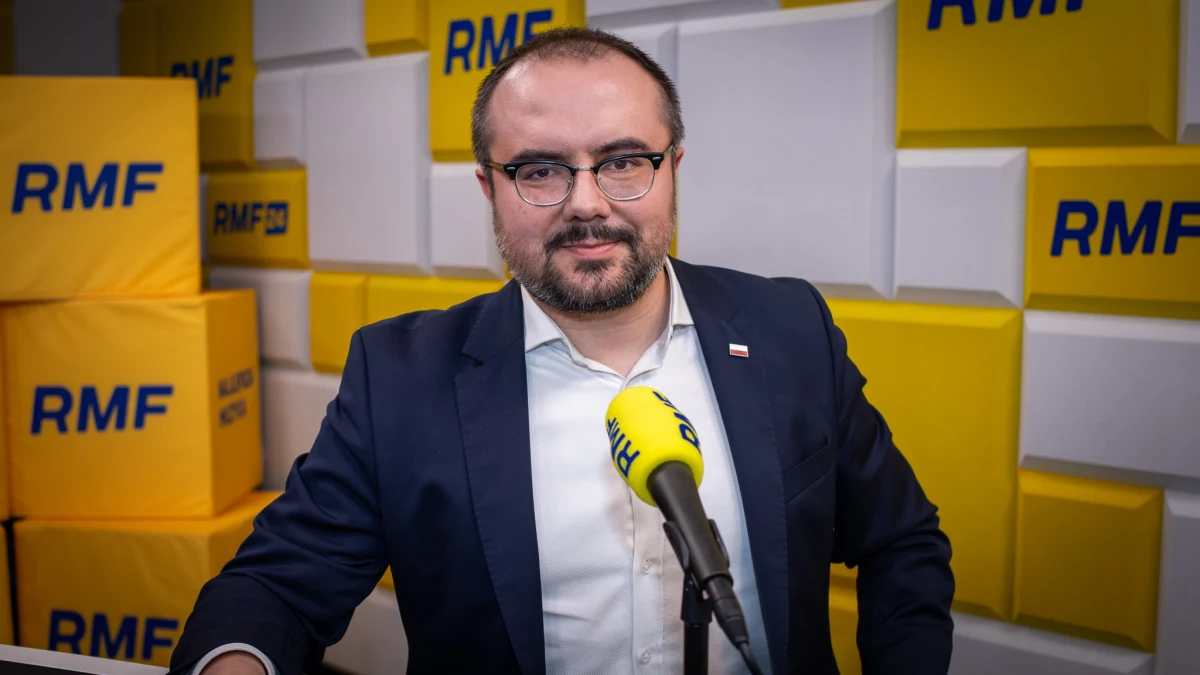 "Jeśli ktoś chce tym jednym transparentem zasłonić realne przyczyny, jakie stoją za tym protestem, to tak naprawdę on działa w interesie Władimira Putina" - tak do incydentu podczas protestu rolników odniósł się Paweł Jabłoński, który był gościem Tomasza Terlikowskiego w Popołudniowej rozmowie w RMF FM. Podkreślał, że "te protesty są uzasadnione, dlatego że rolnicy, jeśli zostaną pozbawieni możliwości produkcji żywności, to Polska na tym straci".