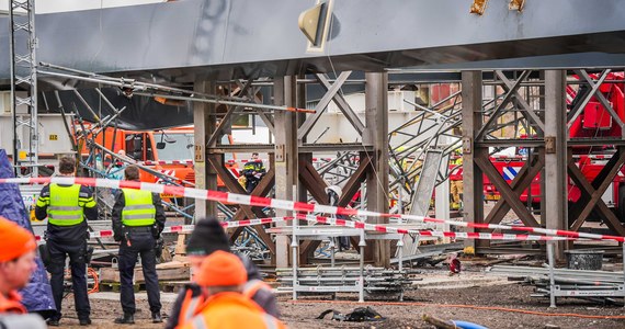 Dwie osoby zginęły w Holandii po tym, jak zawaliła się część budowanego mostu. Media podają, że wśród ofiar jest Polak. Ranne zostały kolejne dwie osoby.