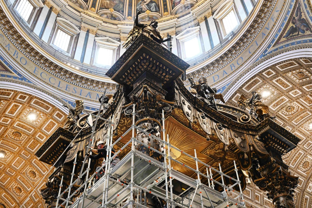 W bazylice św. Piotra w Watykanie ustawiono rusztowania o wysokości niemal 10-piętrowego bloku. Ruszyła konserwacja znajdującego się nad głównym ołtarzem świątyni baldachimu stworzonego w XVII w. przez Gianlorenza Berniniego. 