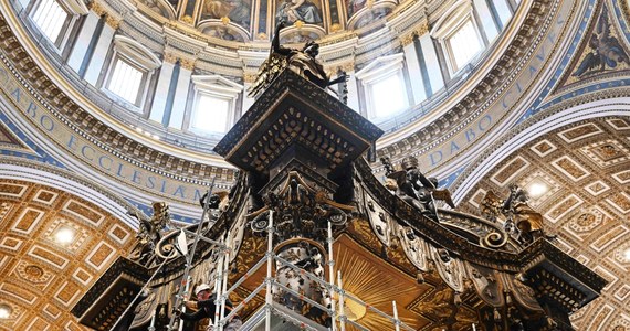 W bazylice św. Piotra w Watykanie ustawiono rusztowania o wysokości niemal 10-piętrowego bloku. Ruszyła konserwacja znajdującego się nad głównym ołtarzem świątyni baldachimu stworzonego w XVII w. przez Gianlorenza Berniniego. 