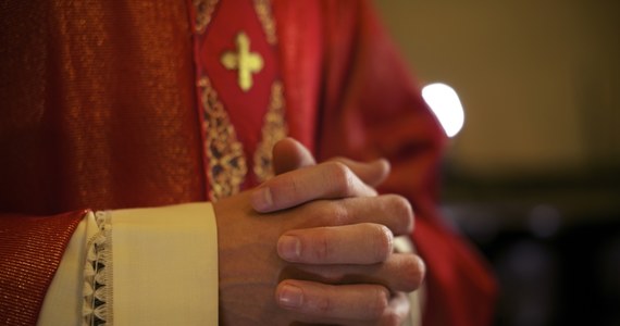 Emerytowany biskup rzymskokatolicki Christopher S. stanął w czwartek przed sądem w mieście Broome na zachodzie Australii. Jest on oskarżony o przestępstwa seksualne wobec dzieci, w tym dwa gwałty.
