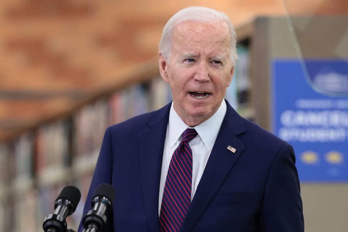 Joe Biden nie ma litości dla Władimira Putina. Po tym, jak w ubiegłym tygodniu oskarżył go o śmierć lidera rosyjskiej opozycji Aleksieja Nawalnego, teraz nazwał prezydenta Rosji "szalonym sukinsynem". Dostało się też byłemu gospodarzowi Białego Domu - Donaldowi Trumpowi.