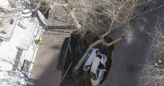 Dwa samochody wpadły do zapadliska, które powstało na ulicy w dzielnicy Vomero w Neapolu. W jednym z nich były dwie osoby.