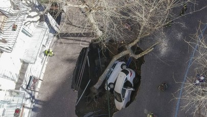 Dwa auta wpadły do zapadliska. Groźna sytuacja w Neapolu