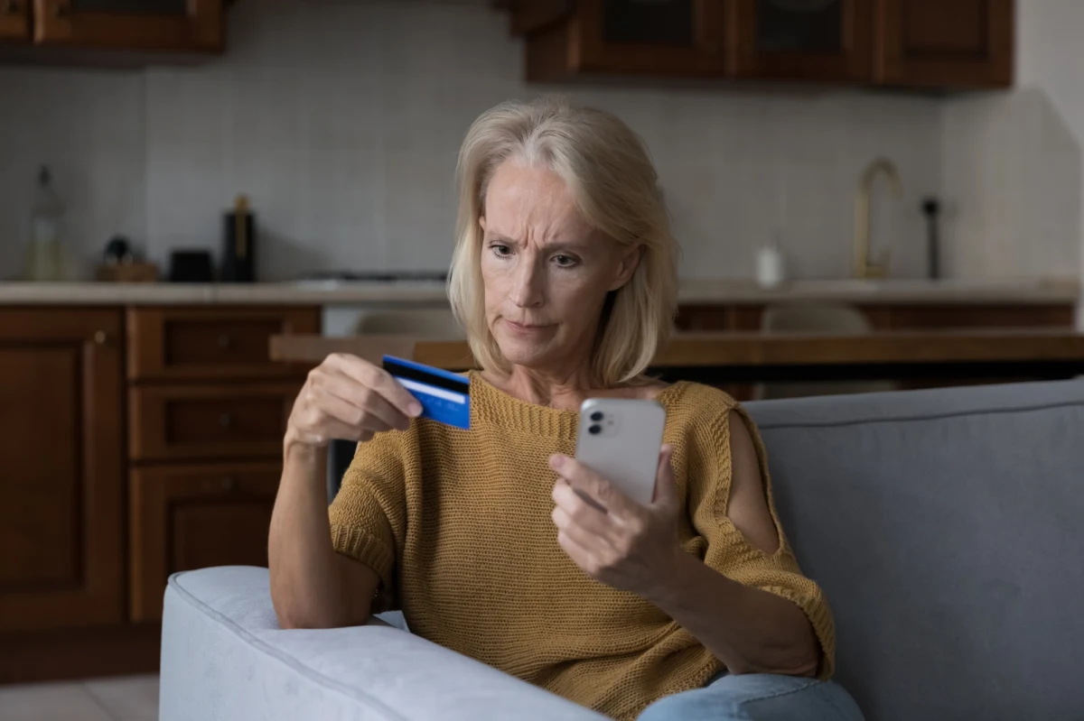 Ponad 11 tys. złotych straciła seniorka z gminy Tarłów przekonana, że za pośrednictwem komunikatora internetowego prowadzi korespondencję z parlamentarzystą. Kobieta dała się namówić do wykonania czterech przelewów.