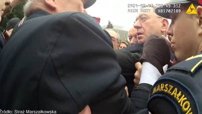Przepychanki przed Sejmem. Straż marszałkowska udostępnia zdjęcia 