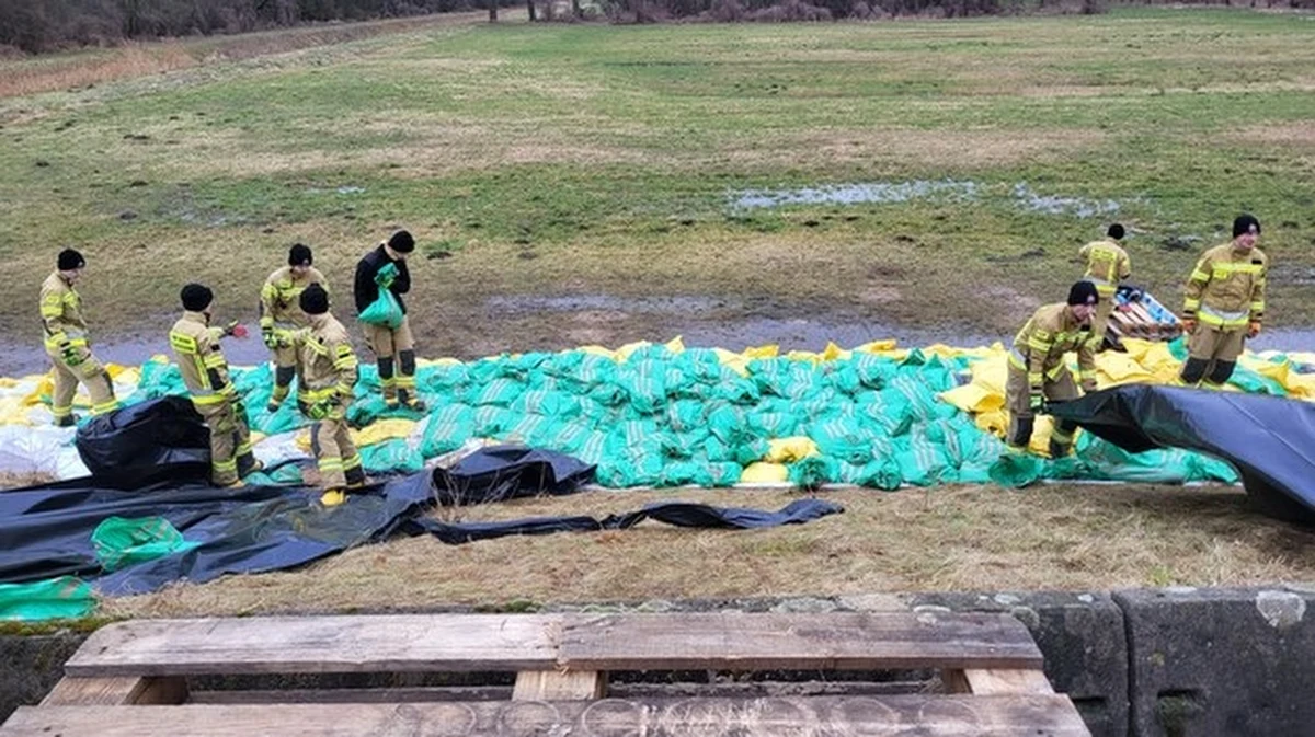 Zakończyły się prace straży pożarnej w miejscowości Gryżyna (pow. kościański), gdzie wzmacniano wał przeciwpowodziowy na Jeziorze Wonieskim. Od poniedziałku strażacy ułożyli tam 32 tysiące worków z piaskiem. Poziom wody jest stale monitorowany.
