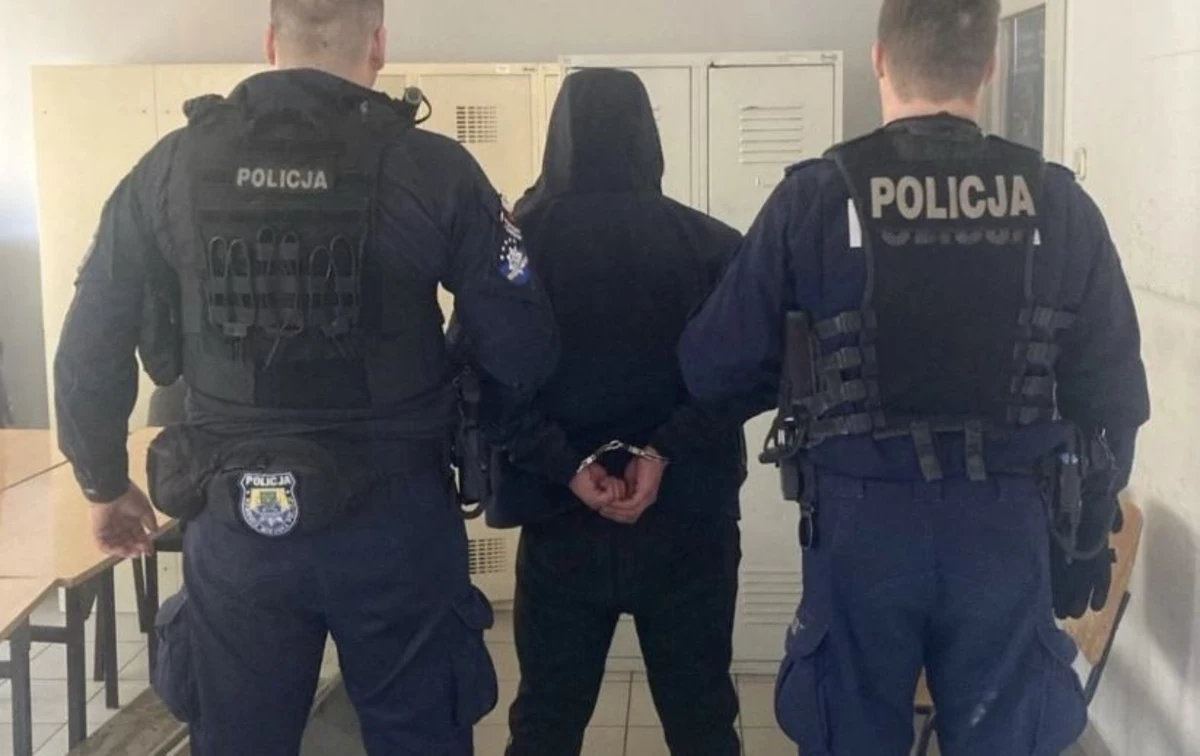 Ekspresowa akcja policji w Katowicach. Funkcjonariusze zatrzymali mężczyznę, podejrzewanego o wywołanie o poranku fałszywego alarmu bombowego na dworcu kolejowym. Skutkiem było m.in. wstrzymanie ruchu pociągów. 