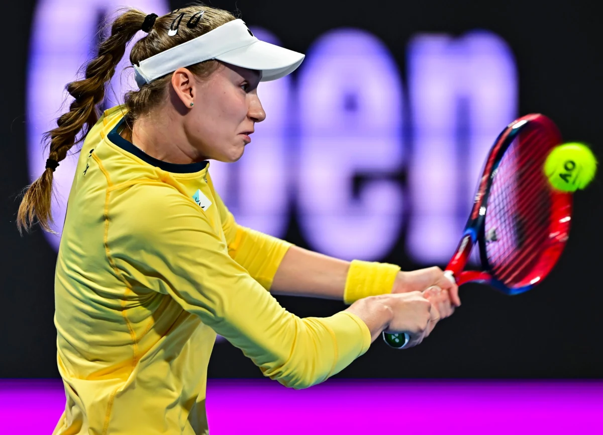 Jelena Rybakina z powodu zatrucia pokarmowego oddała walkowerem mecz z Włoszką Jasmine Paolini w 1/4 finału turnieju WTA 1000 na twardych kortach w Dubaju. W 1/8 finału reprezentująca Kazachstan tenisistka wyeliminowała Magdalenę Fręch.