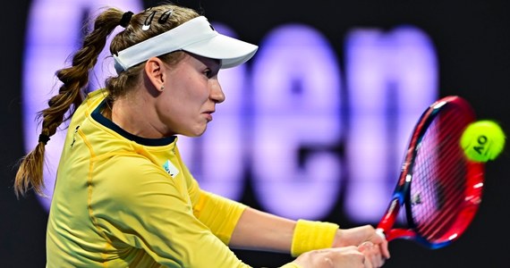 Jelena Rybakina z powodu zatrucia pokarmowego oddała walkowerem mecz z Włoszką Jasmine Paolini w 1/4 finału turnieju WTA 1000 na twardych kortach w Dubaju. W 1/8 finału reprezentująca Kazachstan tenisistka wyeliminowała Magdalenę Fręch.