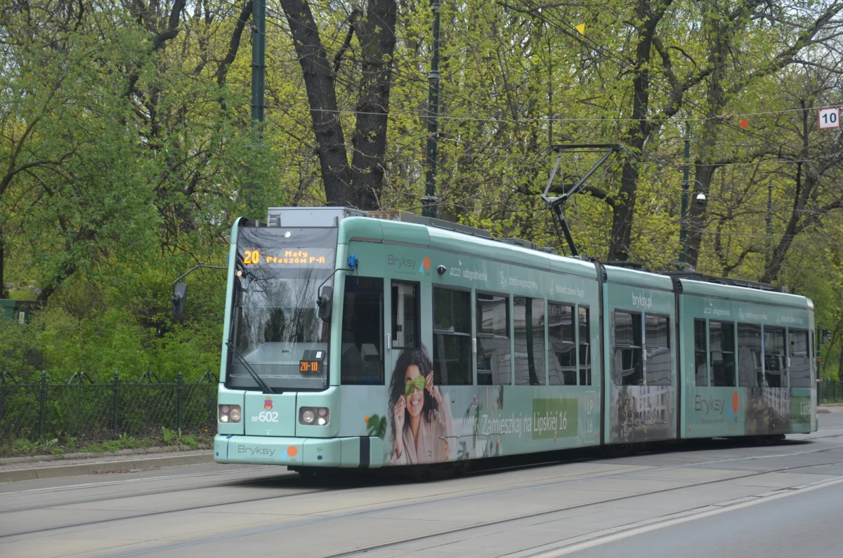 Projekt uchwały o wprowadzeniu w Krakowie nowego rodzaju biletu na komunikację miejską - biletu okresowego został przekazany radnym. Jeśli radni zdecydują o jego przyjęciu, opłaty będą naliczane w zależności od liczby przejechanych autobusem lub tramwajem kilometrów.

