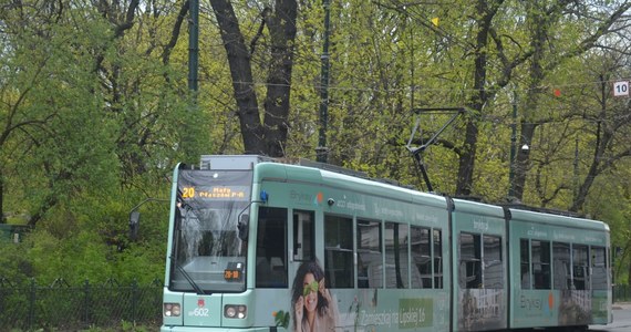 Projekt uchwały o wprowadzeniu w Krakowie nowego rodzaju biletu na komunikację miejską - biletu okresowego został przekazany radnym. Jeśli radni zdecydują o jego przyjęciu, opłaty będą naliczane w zależności od liczby przejechanych autobusem lub tramwajem kilometrów.

