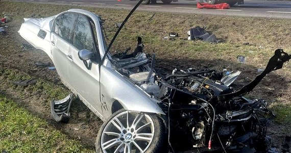 33-latek zginął dziś rano w wypadku na drodze krajowej 17 w miejscowości Małochwiej Mały na Lubelszczyźnie. Bmw wypadło z drogi i uderzyło w drzewo. Samochód rozstrzaskał się na kawałki.  