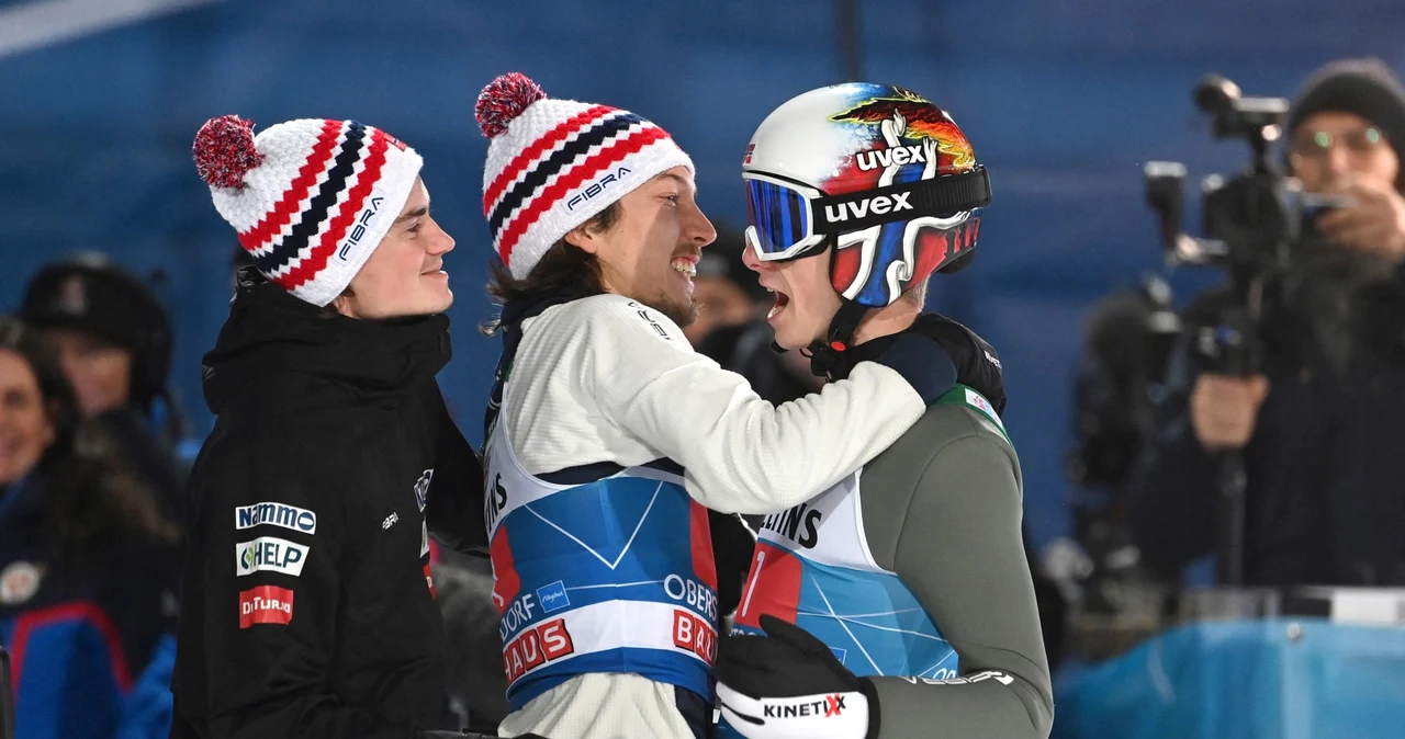 Norwescy skoczkowie Marius Lindvik, Johann Andre Forfang i Halvor Egner Granerud 