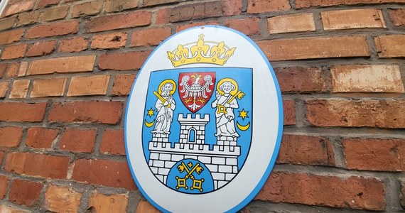Ponad 200 tabliczek z herbem Poznania zawiśnie na budynkach szkół i przedszkoli stolicy Wielkopolski. To sposób nauczania historii miasta oraz budowania tożsamości wśród uczniów. 