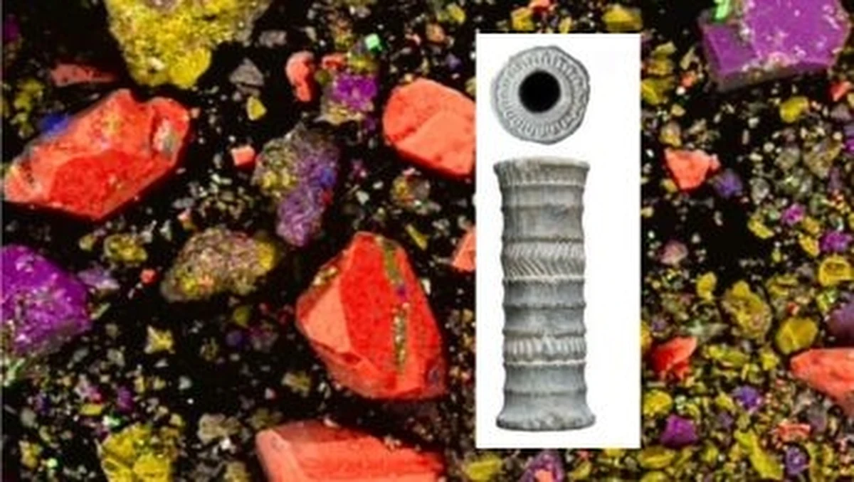 W 2001 roku rzeka Halil wystąpiła z brzegów i zalała miasto Dżiroft w Iranie oraz pobliskie stanowiska archeologiczne. Przy okazji wypłukała spod ziemi antyczne grobowce. Nie trzeba było długo czekać, aż złodzieje je splądrowali. Irańska policja odzyskała część łupów, w tym najstarszą na świecie szminkę do ust.