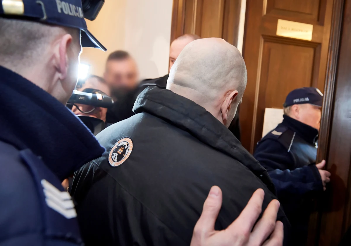 Krystian W. - znany też jako "łowca nastolatek" - został dziś skazany przez sąd rejonowy w Wejherowie na 15 lat więzienia. Prokuratura zarzuciła mu popełnienie 65 przestępstw na szkodę 35 pokrzywdzonych, ale też banku, Skarbu Państwa i towarzystw ubezpieczeniowych. 