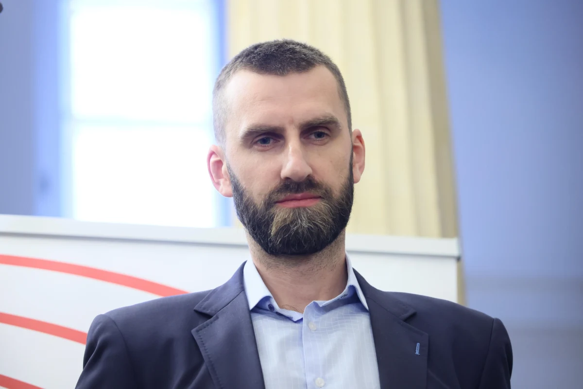 Były siatkarz reprezentacji Polski Marcin Możdżonek ogłosił w czwartek, że będzie kandydował z własnego komitetu wyborczego na prezydenta Olsztyna. "Olsztyn wymaga zmiany, a pierwsza rzecz, jaką trzeba zrobić, to przyciągnąć inwestorów, którzy zapewnią lepiej płatne miejsca pracy" - oświadczył.