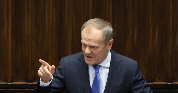 Premier bronił dzisiaj ministra sprawiedliwości Adama Bodnara podczas debaty nad wotum nieufności. Donald Tusk podkreślił, że Bodnar tak naprawdę obrony nie wymaga, bo właśnie dzięki szefowi resortu sprawiedliwości, odblokowane zostaną środki z KPO. Tu premier niespodziewanie poinformował, że dobre wieści z Brukseli nadejdą już jutro.