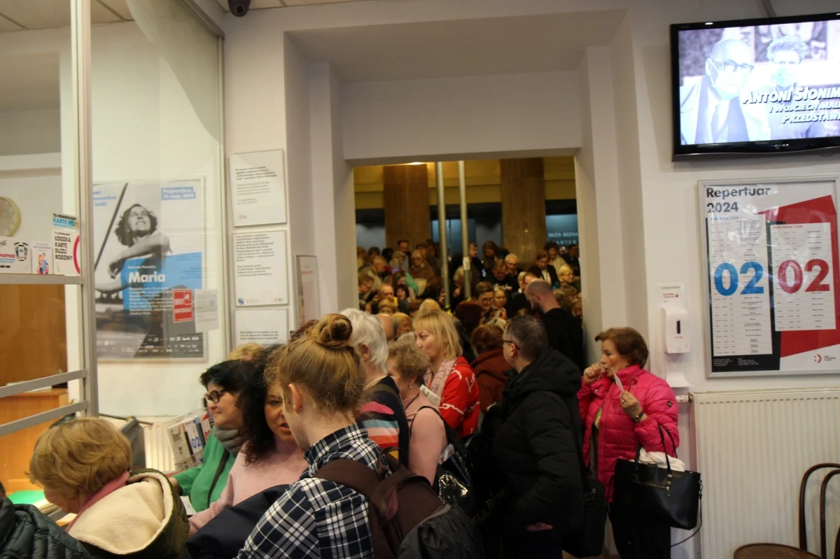 W kolejce do sztuki - tak dziś wczesnym popołudniem wyglądało foye Teatru Powszechnego w Łodzi. Ruszyła sprzedaż biletów na XXX Międzynarodowy Festiwal Sztuk Przyjemnych i Nieprzyjemnych.