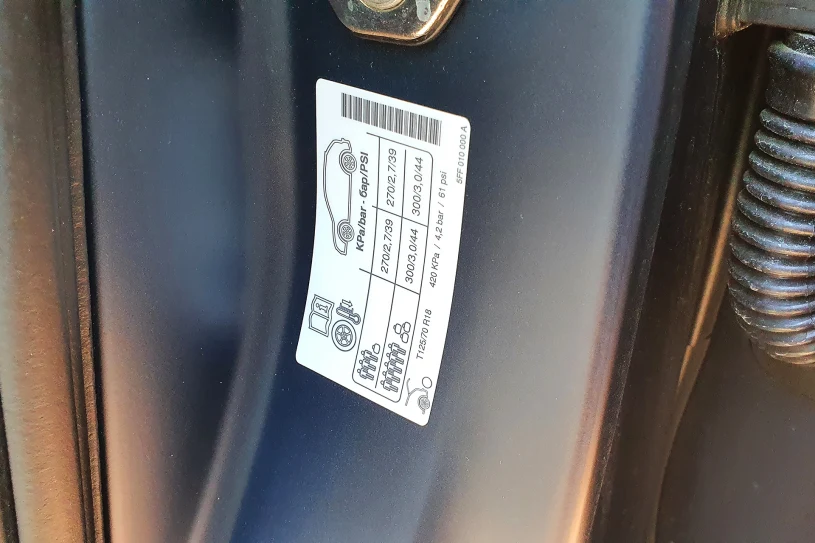 Taką naklejkę ma każdy samochód. Gdzie jej szukać i co na niej jest?