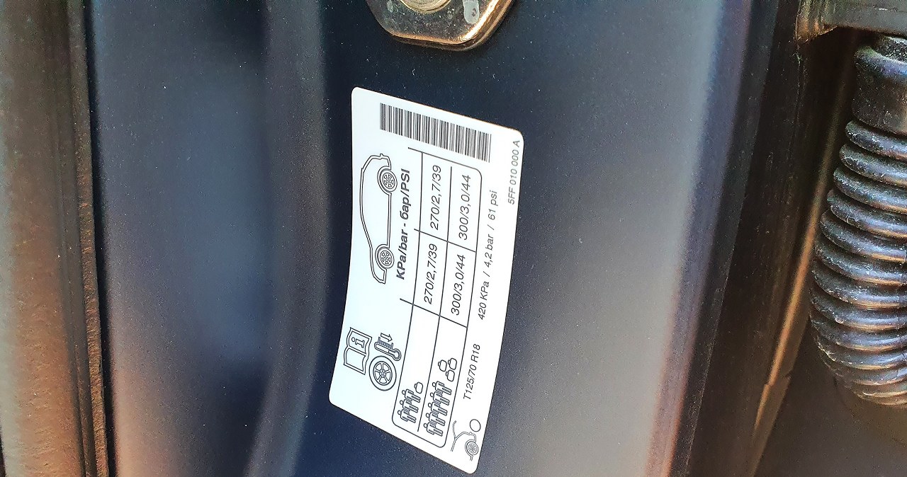 Taką naklejkę ma każdy samochód. Gdzie jej szukać i co na niej jest?