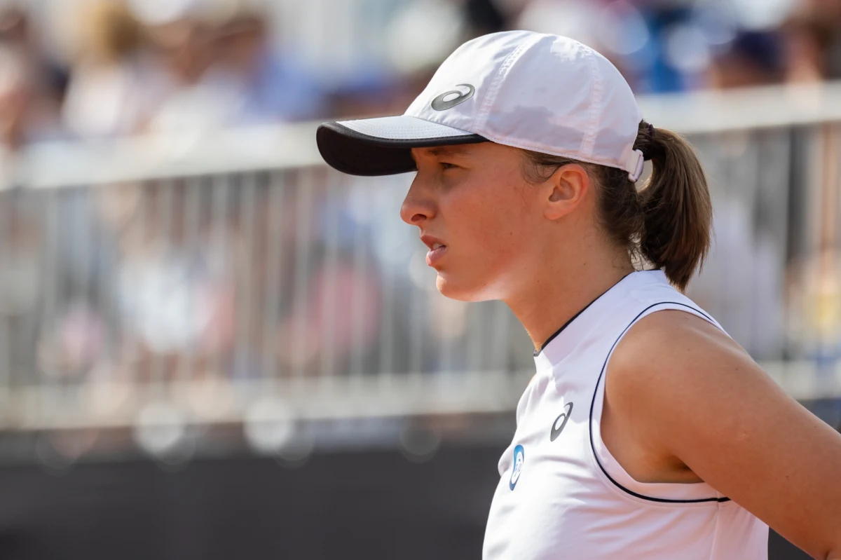 Najwyżej rozstawiona Iga Świątek pokonała Chinkę Zheng Qinwen (nr 6) 6:3, 6:2 i awansowała do półfinału turnieju WTA 1000 na twardych kortach w Dubaju. Był to szósty pojedynek obu tenisistek i szóste zwycięstwo liderki światowego rankingu.