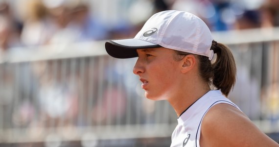 Najwyżej rozstawiona Iga Świątek pokonała Chinkę Zheng Qinwen (nr 6) 6:3, 6:2 i awansowała do półfinału turnieju WTA 1000 na twardych kortach w Dubaju. Był to szósty pojedynek obu tenisistek i szóste zwycięstwo liderki światowego rankingu.