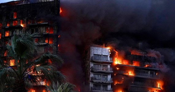 Cztery osoby nie żyją, a kilkanaście osób zostało rannych w wyniku pożaru wieżowca w Walencji w Hiszpanii. Mieszkańcy budynku byli uwięzieni w płonącej pułapce. Ogień pojawił się na czwartym piętrze i błyskawicznie rozprzestrzeniał dalej.