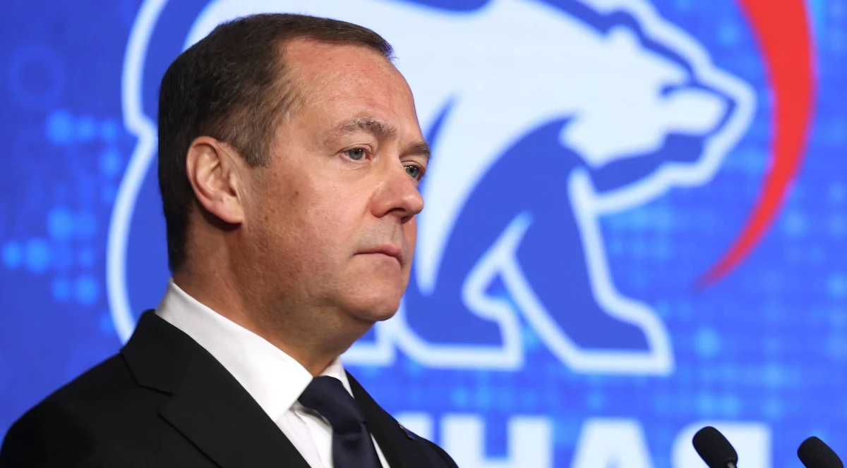 Dmitrij Miedwiediew powinien zwrócić się o pomoc do psychoterapeuty - stwierdził Peter Stano, jeden z rzeczników prasowych Komisji Europejskiej. To odpowiedź na słowa wiceprzewodniczącego Rady Bezpieczeństwa Federacji Rosyjskiej, który wyraził potrzebę zajęcia Kijowa, ponieważ stanowi ono "zagrożenie dla istnienia Rosji".