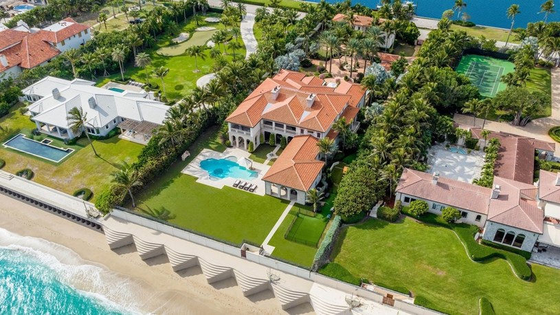 Billy Joel zadecydował o sprzedaży swojej luksusowej willi położonej przy samym brzegu oceanu w Manalapan na Florydzie. Wokalista, który niedawno powrócił na scenę z singlem "Turn The Lights Back On", chce sprzedać dom za niecałe 55 mln dolarów. Uwagę przykuwają meble ogrodowe -  pewnie wielu ma podobne na swoim tarasie!