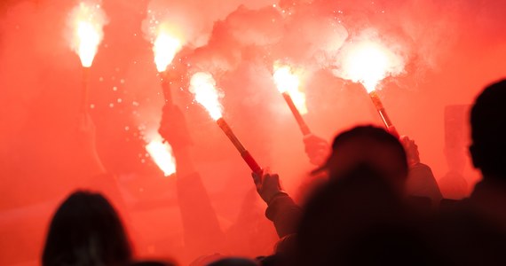 Policjanci zatrzymali pięć kolejnych osób, które w zeszłym roku brały udział w burdach kibiców przed meczem piłkarskim w Radłowie. Zmarł zraniony wtedy odpaloną racą 40-letni mężczyzna.  