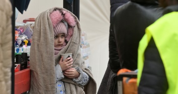 Dziennikarze ukraińskiej i białoruskiej sekcji Radia Swoboda przeprowadzili śledztwo, z którego wynika, że ukraińskie dzieci wywiezione z okupowanych przez Rosję terenów są indoktrynowane i pozbawiane tożsamości narodowej w obozach na Białorusi. W organizacji "wypoczynku" dla najmłodszych - głównie z Mariupola i Lisiczańska na wschodzie Ukrainy - brał w 2022 r. udział białoruski oddział UNICEF-u – ustalili dziennikarze.