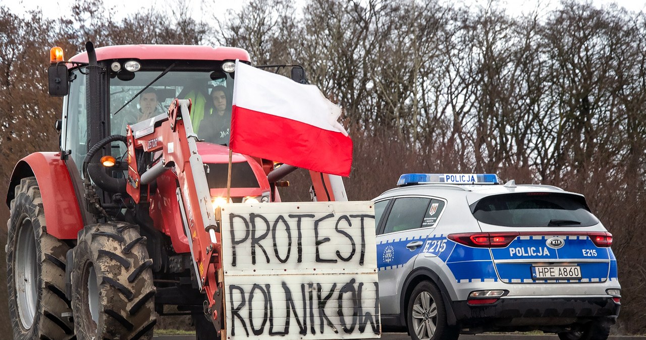 Rolnicy, kontynuują, falę, protestów, polskich, drogach, utrudniając, jednocześnie, życie, mieszkańcom, największych, miast, Gig Strajk rolników zablokował drogę. Kobiecie w ciąży pomogła policja