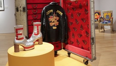 Fortepian, buty i obraz Banksy'ego. Pamiątki Eltona Johna sprzedane za 8 mln dolarów