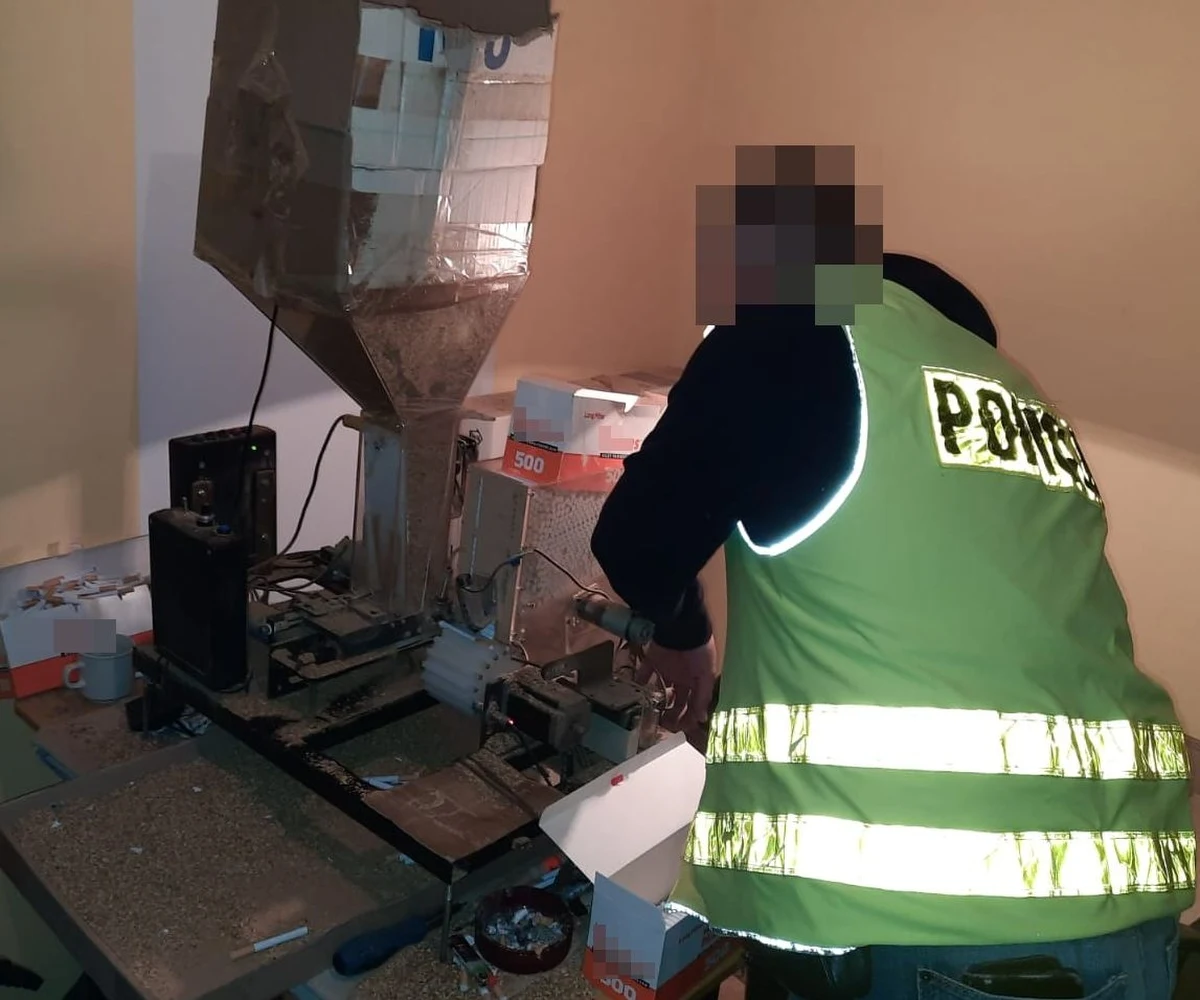 Ponad 100 tysięcy sztuk papierosów bez polskich znaków akcyzy oraz 750 kg krajanki tytoniowej przejęli policjanci z Lublina. Zatrzymanych zostało 10 osób, pięć z nich usłyszało zarzuty udziału w grupie przestępczej.