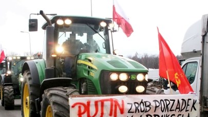 Proputinowski transparent i flaga ZSRR na rolniczym proteście. Jest zarzut