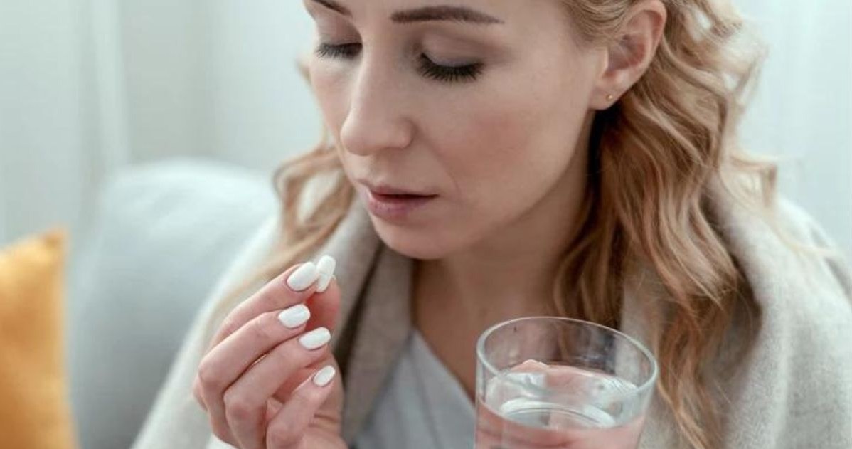 Przez klimatyzację, zimne lody czy picie z jednej butelki? Najczęstsze przyczyny zarażenia anginą