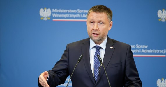 Kontrola prowadzona przez zespół audytujący z Ministerstwa Spraw Wewnętrznych i Administracji pokazała 27 bardzo poważnych uchybień związanych z całą historią tego granatnika i z jego wybuchem – przekazał podczas konferencji szef MSWiA Marcin Kierwiński. Jak dodał, zostaną złożone zawiadomienia do prokuratury.